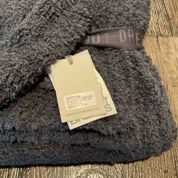 Barefoot Dreams CozyChic Pom Pom Beanie & Scarf Gift Set Slate Blue NWT $150 - Picture 4 of 4